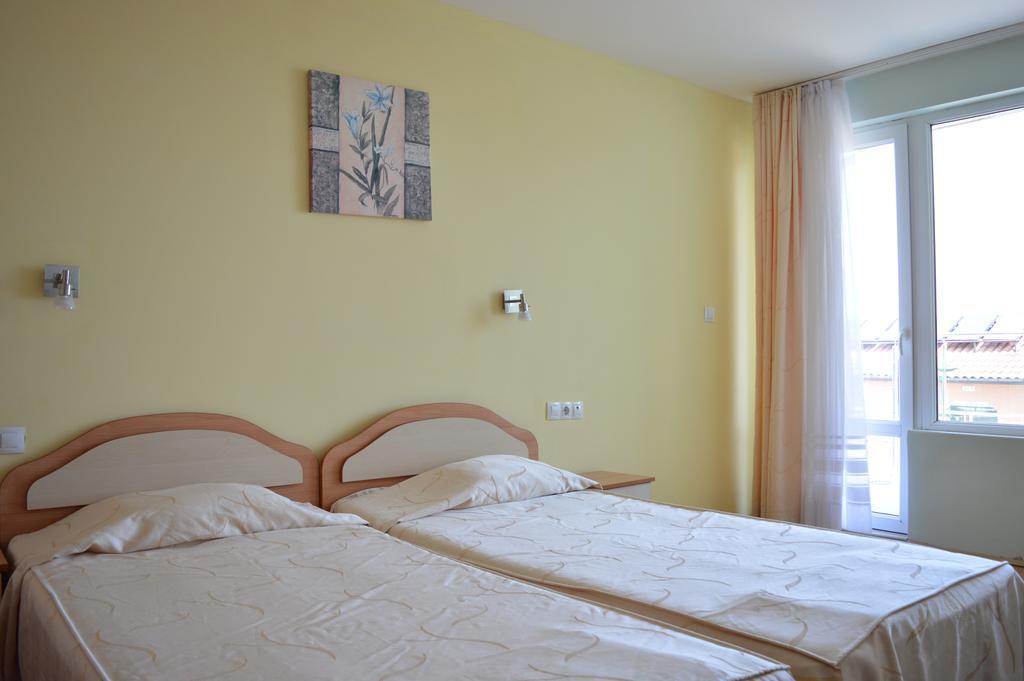 Family Hotel Coral سوزوبول الغرفة الصورة